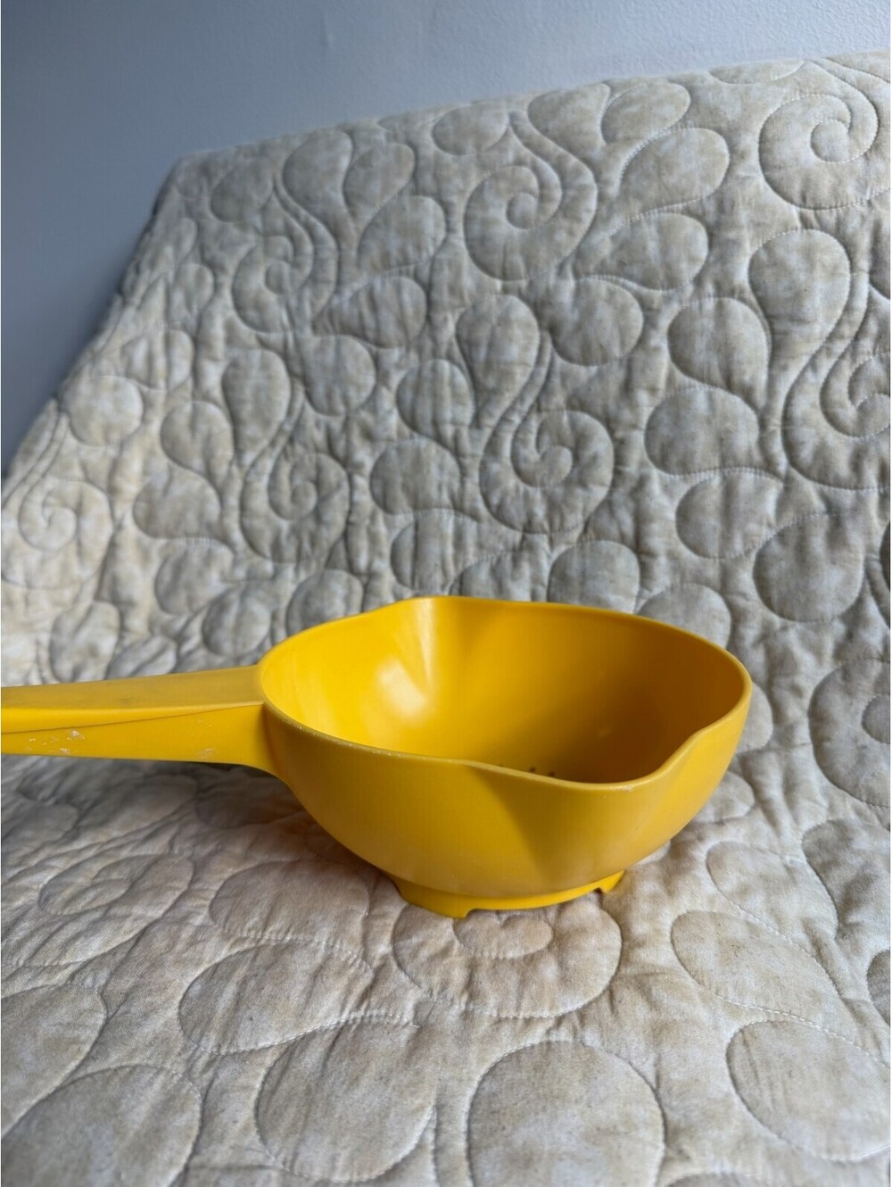 Vintage Tupperware #1200-10 Yellow 1 Quart Strainer Colander w/ Handle